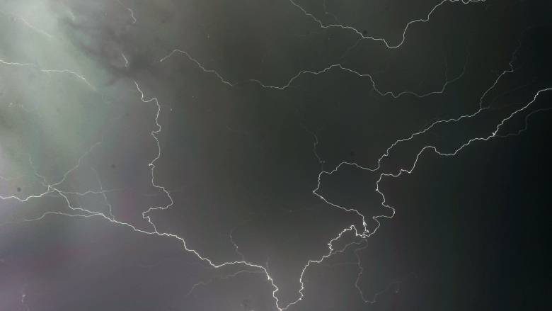 “Άνοιξαν οι ουρανοί” πάνω από την Αττική.