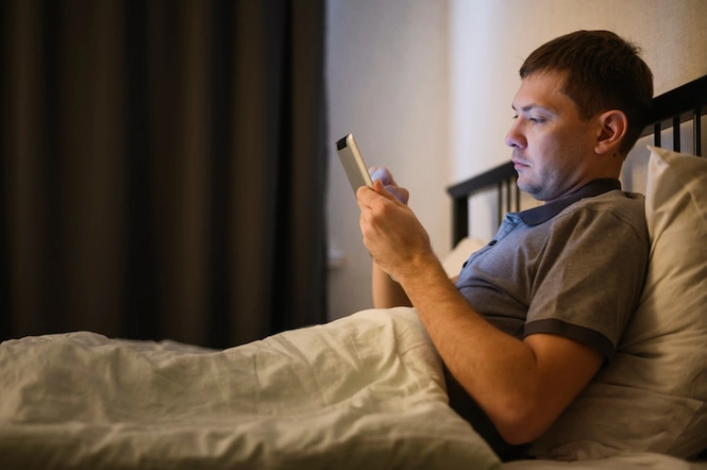 Κινητό στο κρεβάτι; Γιατί είναι κακό και τι λένε οι ειδικοί