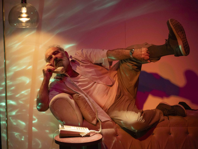 Ο “Μάκης”: Ένας θεατρικός μονόλογος για το πάθος της ζωής