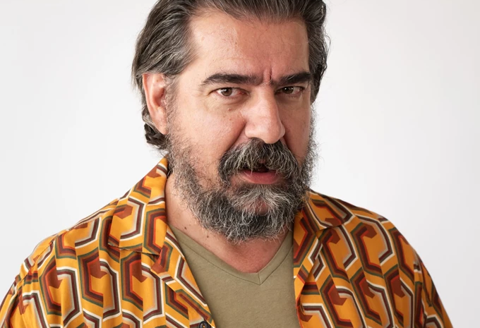 Caveman: Ο Γιάννης Δρακόπουλος ως “άνθρωπος των σπηλαίων”