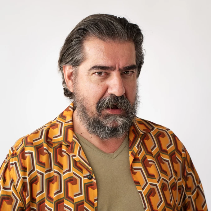 Caveman: Ο Γιάννης Δρακόπουλος ως “άνθρωπος των σπηλαίων”