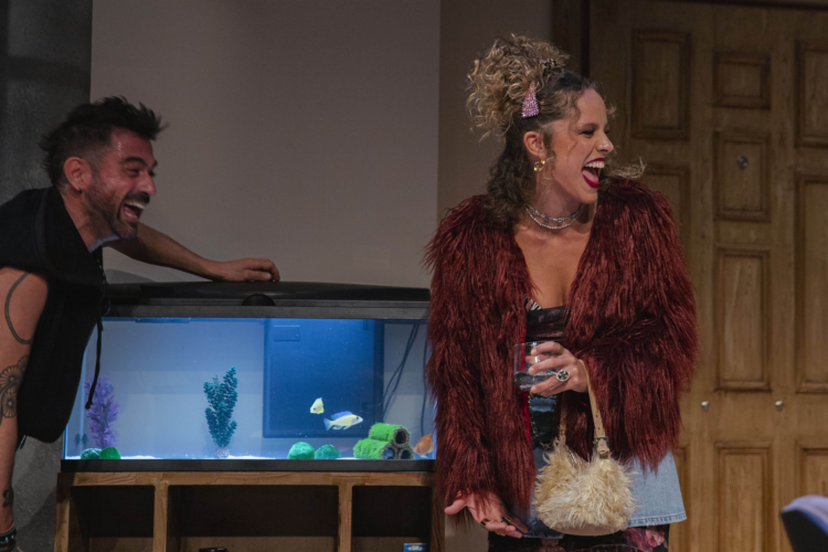 Κανόνια και Τρόμπετες: Η θεατρική κωμωδία της χρονιάς