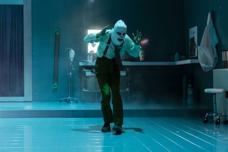 «Ο Άσχημος»: Η σάτιρα που καθρεφτίζει τη ναρκισσιστική κοινωνία, επιστρέφει