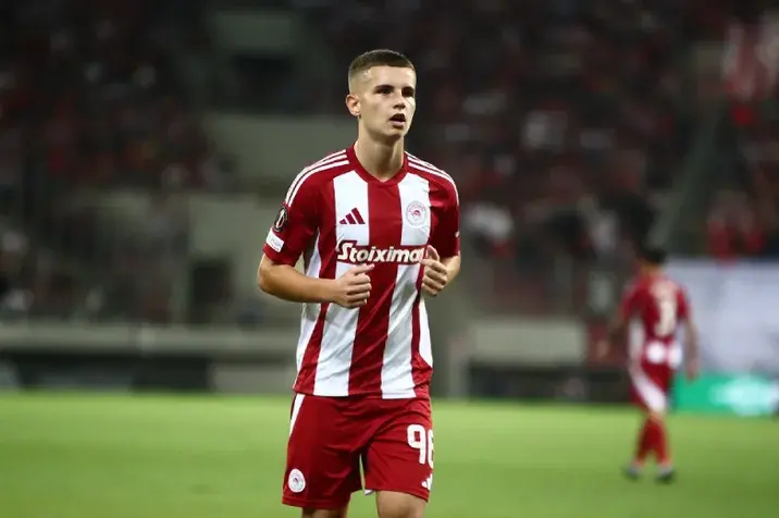 Ολυμπιακός: Υπογράφει νέο συμβόλαιο ο Μουζακίτης