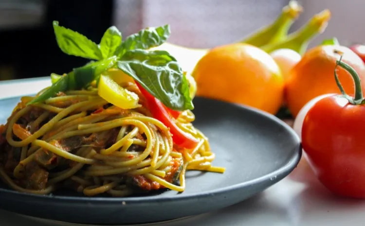 Γιατί στην Ελλάδα λέμε την pasta “μακαρόνια”;