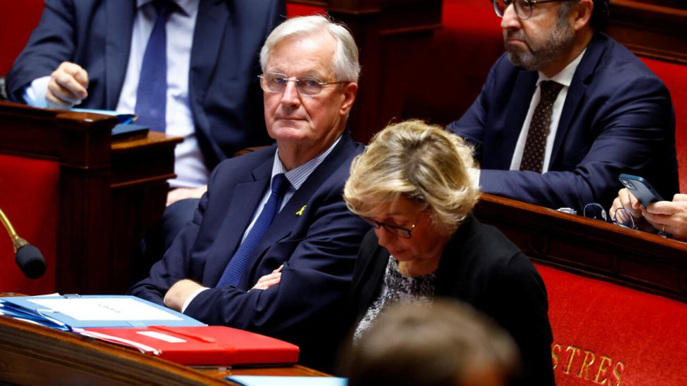 Γαλλία: τι θα κάνουν Μακρόν, Λεπέν και Αριστερά μετά την κατάρρευση της κυβέρνησης Μπερνιέ