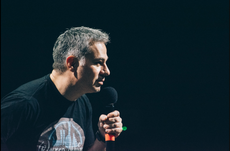 “Κι εγώ υπάλληλος είμαι” με τον Χριστόφορο Ζαραλίκο στο Θέατρο “Τζένη Καρέζη”