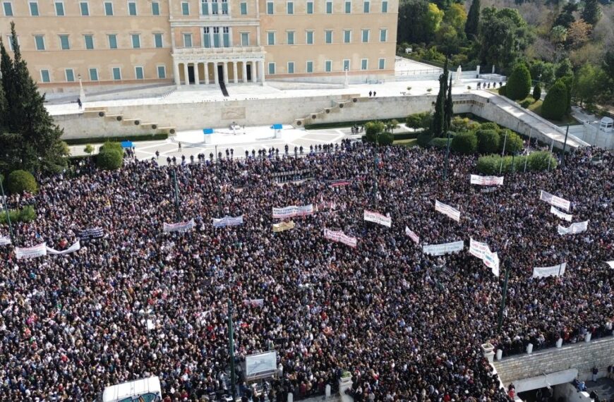 Τέμπη: Οι δρόμοι γέμισαν φωνές, η ΕΡΤ επέλεξε τη σιωπή