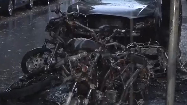 Κολωνάκι: Φωτιά σε τρεις μηχανές & δύο αυτοκίνητα