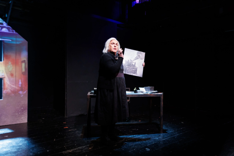 «Είμαι η γυναίκα μου»: Ο Αντώνης Λουδάρος  σε ένα υποκριτικό tour de force