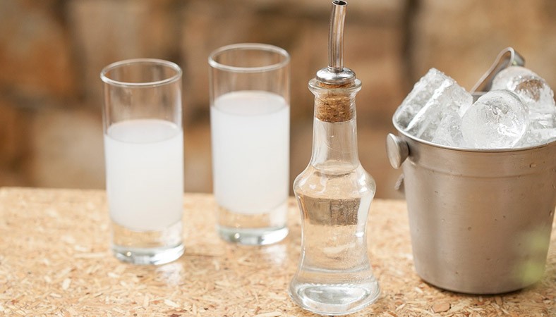 Το τσίπουρο ως φάρμακο: Όσα μας εξηγεί ο Κουρέτας