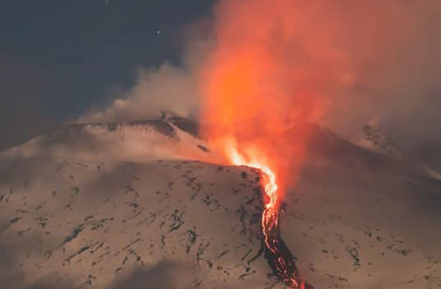 Αίτνα: Συγκλονιστικές εικόνες με λάβα στο χιόνι