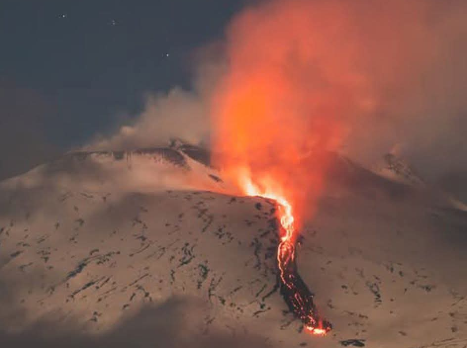Αίτνα: Συγκλονιστικές εικόνες με λάβα στο χιόνι