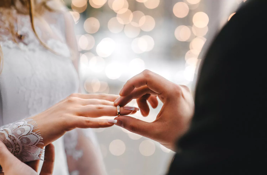 Σαν σήμερα 17/2: Καθιερώθηκε ο πολιτικός γάμος