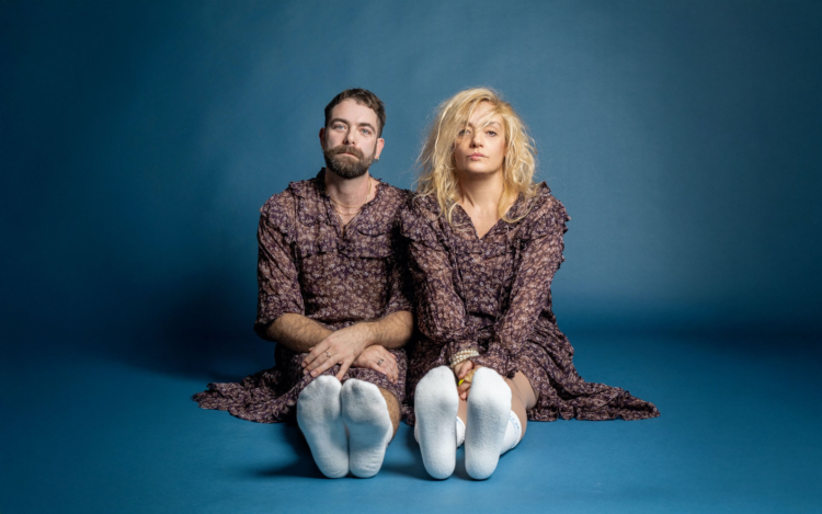 “Σε φιλώ, Πέτρος”: Μια άλλη εποχή επί σκηνής