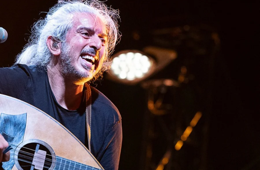 Ο Γιάννης Χαρούλης στη σκηνή του Gazarte ground stage