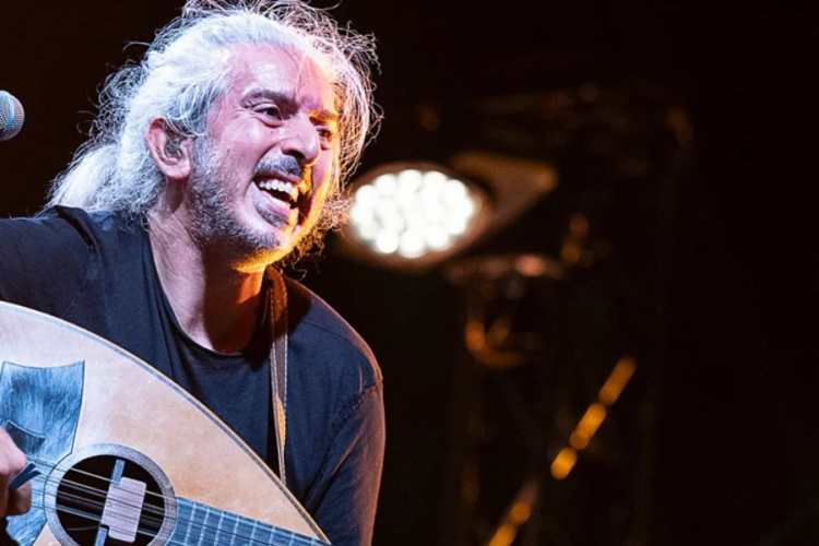 Ο Γιάννης Χαρούλης στη σκηνή του Gazarte ground stage