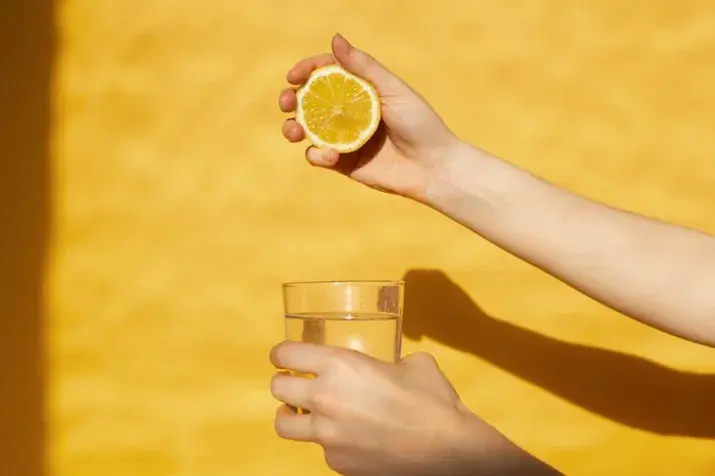 Νερό με λεμόνι: Τα απίστευτα οφέλη, τα λάθη και η καλύτερη μέθοδος προετοιμασίας