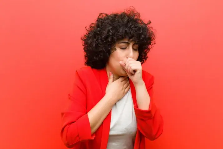 Βήχας: Γιατί επιμένει εβδομάδες μετά το κρύωμα;