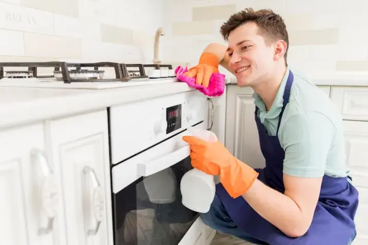 Πώς να καθαρίσετε τον φούρνο σας με φυσικά υλικά και να τον κάνετε να λάμπει