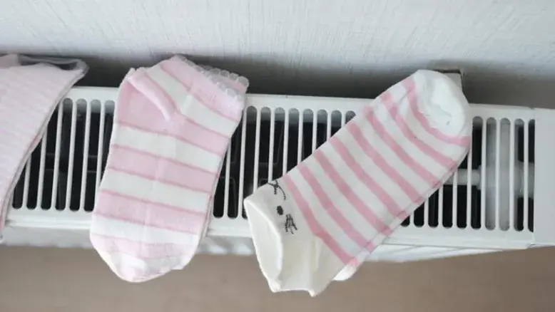 Γιατί δεν πρέπει να στεγνώνουμε τα ρούχα στο καλοριφέρ