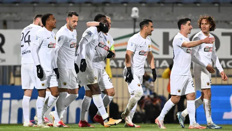 Super League: Μάχη για δύο ο τίτλος