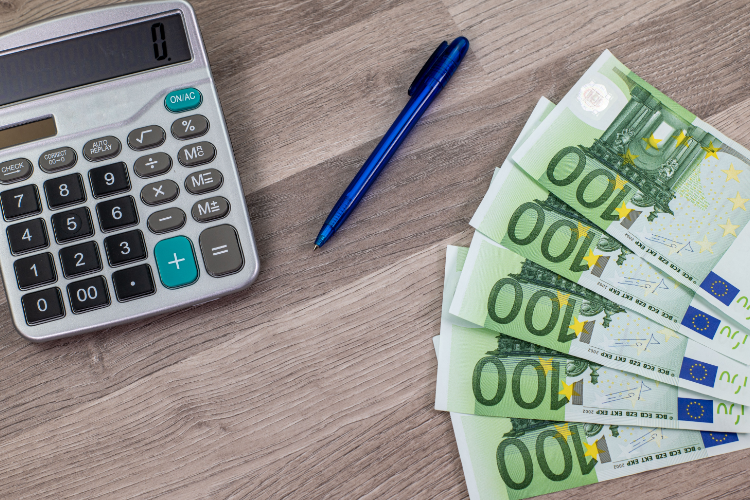 Διπλή αύξηση μισθών από Απρίλιο: Ποιοι κερδίζουν και πόσο