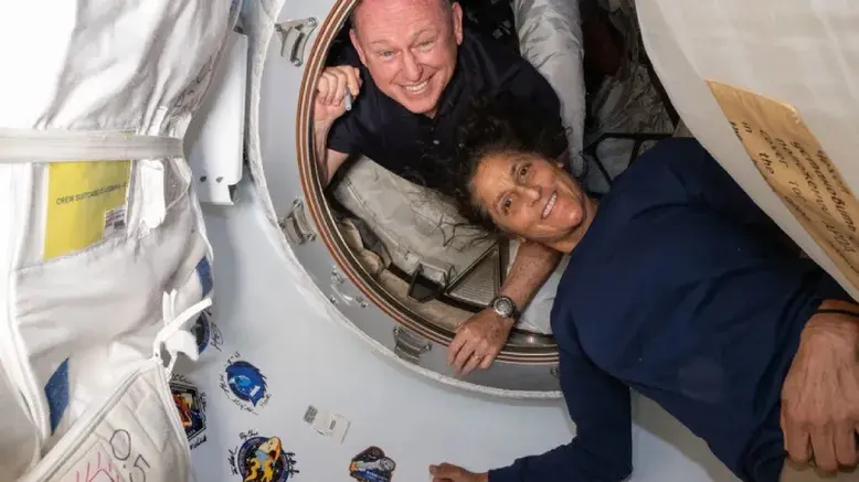 Οι δύο αποκλεισμένοι αστροναύτες της NASA επιστρέφουν επιτέλους στη Γη!